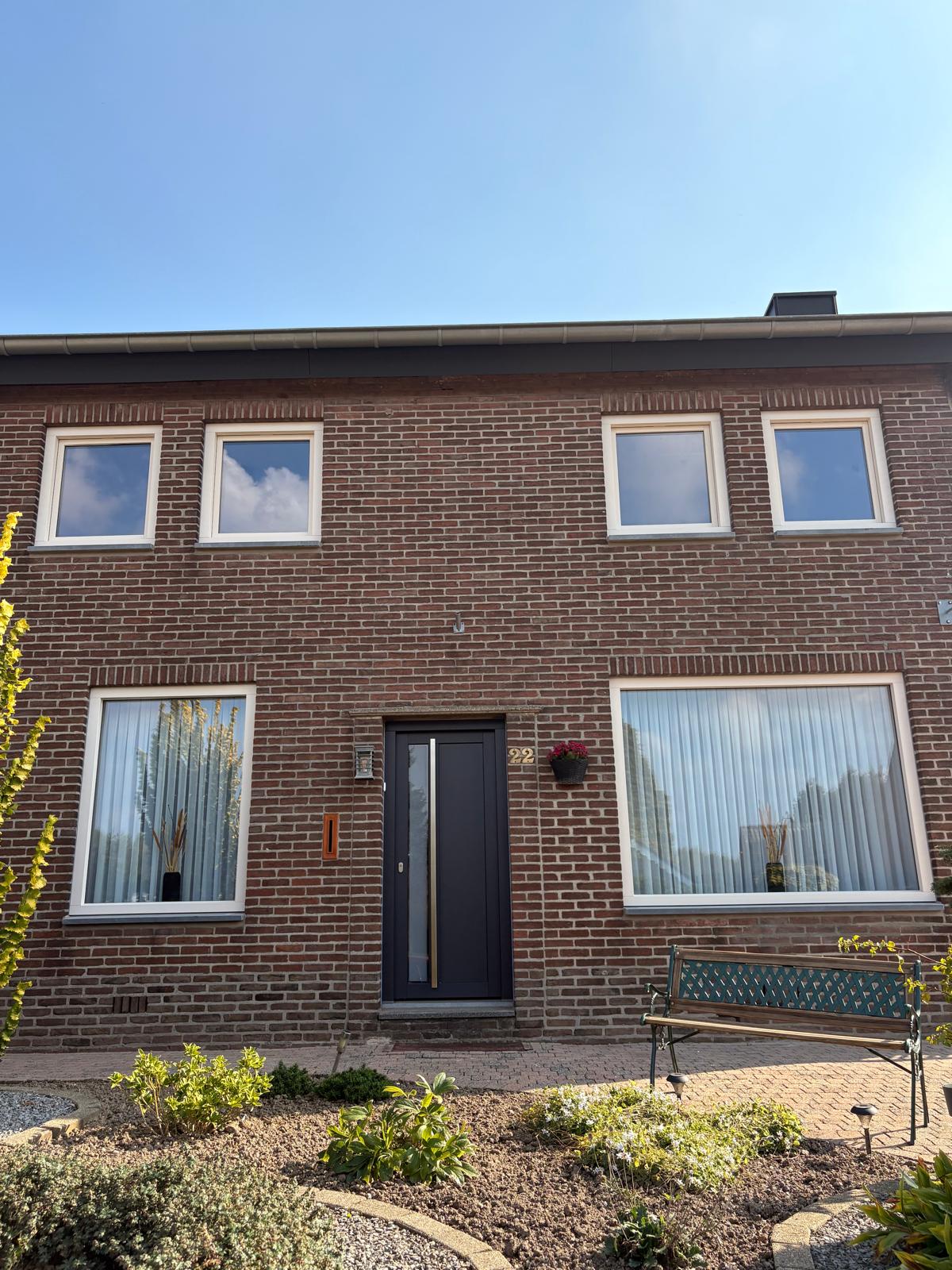 Voorgevel. Kunststof deur en Kunststof kozijnen